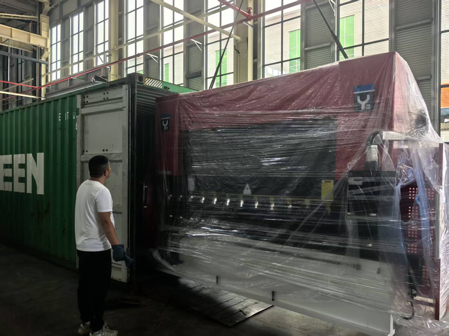 1759112736955785.jpg 170T3200 DA53t hydraulic cnc press brake and 40T1600 TO10S servo press brake (3).jpg