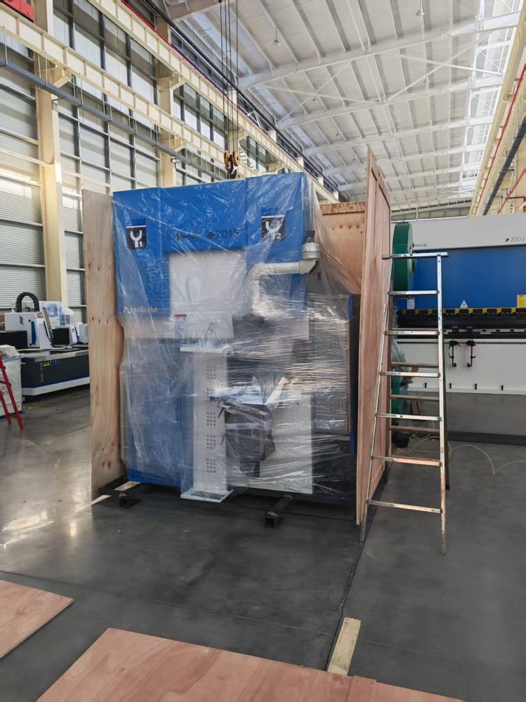 70t1600 DE18 controller cnc press brake bending machine deliver to India